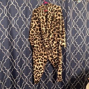 Super cute leopard print top